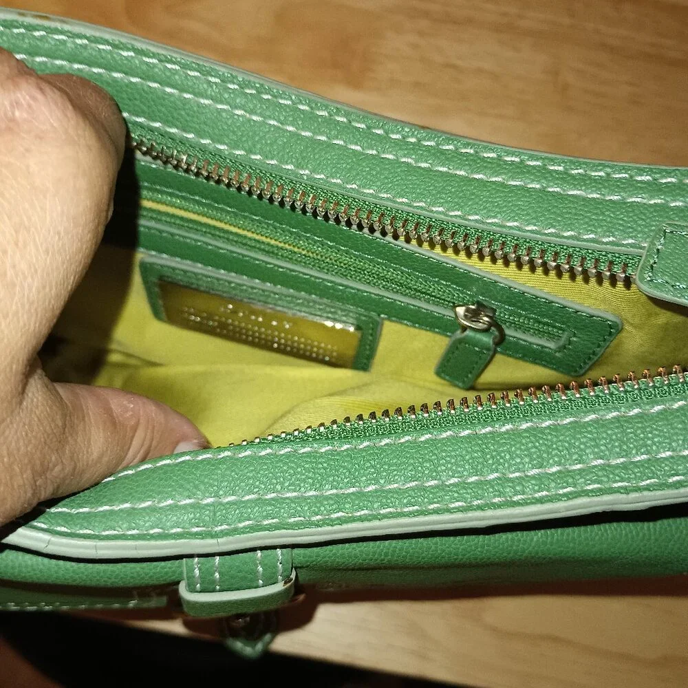 ADORABLE NWT DKNY Green Leather Buckle Bag - Picture 5 of 5